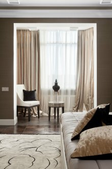 Einfache beige Vorhänge in einem modernen Interieur