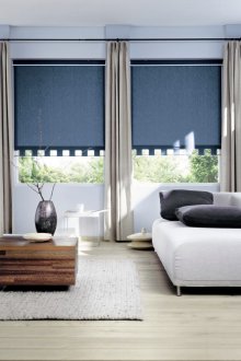 Gerollte blaue Vorhänge in einem modernen Wohnzimmer