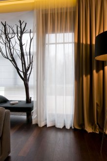 Gruesas cortinas transparentes marrones y blancas en la sala de estar