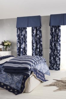 Blaue Vorhänge im Schlafzimmer