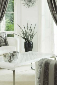 Graue Vorhänge im Wohnzimmer