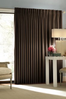 Verdunkelungsvorhänge im Wohnzimmer