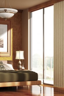 Шарени вертикални щори в спалнята