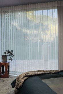 Вертикални бели полупрозрачни щори в спалнята