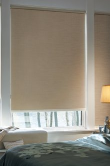 Бежови ролетни щори в спалнята