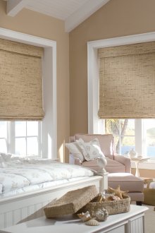 Бежови римски завеси в спалнята