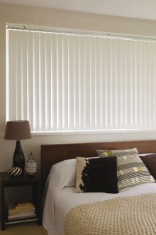Вертикални бели щори в спалнята