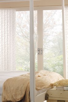 Вертикални бели шарени щори в спалнята