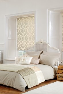 Ролетни щори с класически модел в спалнята