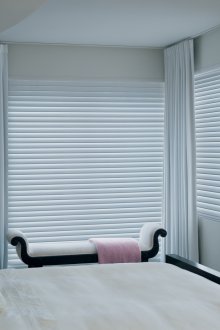 Хоризонтални сиви щори в спалнята