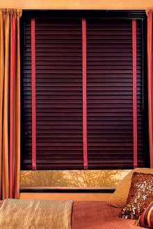 Хоризонтални дървени щори в спалнята