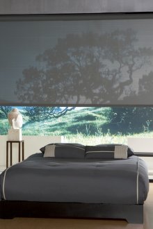 Широки сиви ролетни щори в спалнята