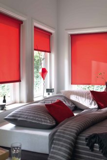 Червени ролетни щори в спалнята