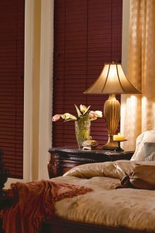 Хоризонтални кафяви щори в спалнята