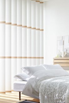 Бели и кафяви вертикални щори в спалнята