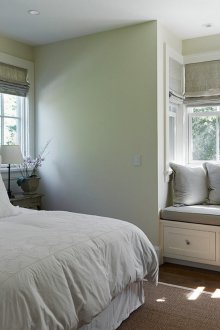 Сиви римски завеси в дизайна на спалнята