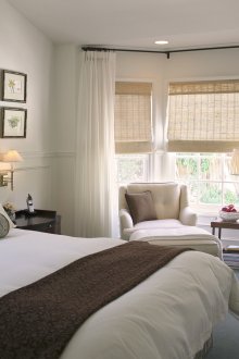 Светло бежови римски завеси в дизайна на спалнята