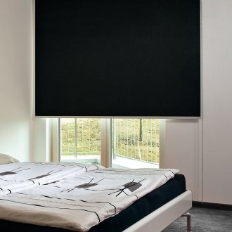 Черни ролетни щори в спалнята