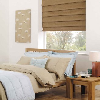 Кафяви римски завеси в интериора