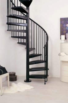 Черно метално спирално стълбище