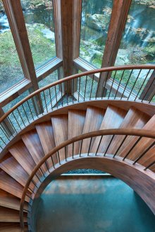 Красива гледка от спиралното стълбище в къщата