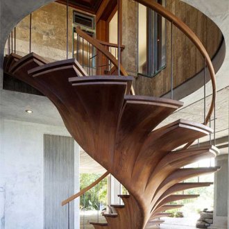 Оригинално дървено спирално стълбище