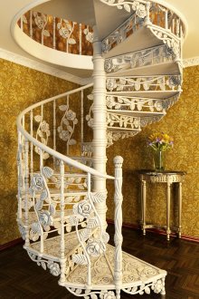 Красиво ковано бяло спирално стълбище