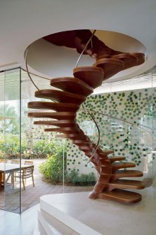 Дървено оригинално спирално стълбище