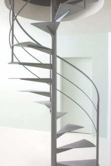 Сиво метално спирално стълбище