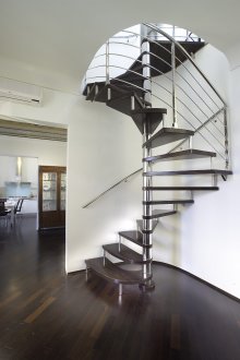 Компактно спирално стълбище в къщата