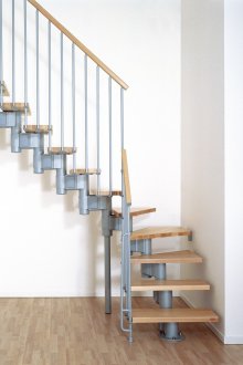 Красиво спирално стълбище във вътрешността на къщата