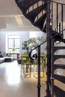 Черно метално спирално стълбище в къщата
