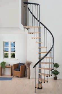 Спирално стълбище във вътрешността на къщата