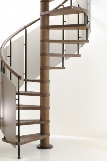 Спирално стълбище от дърво и матирано стъкло