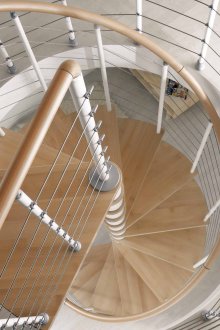 Бежово и бяло спирално стълбище