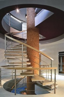 Красиво спирално стълбище между етажите