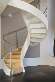 Бяло и бежово модерно спирално стълбище