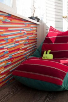 Червен тюркоазен стол с боб на балкона