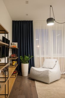 Стол с бяла чанта във всекидневната