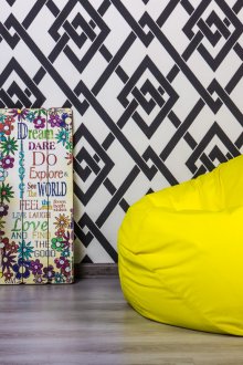 Стол с чанта от жълт боб