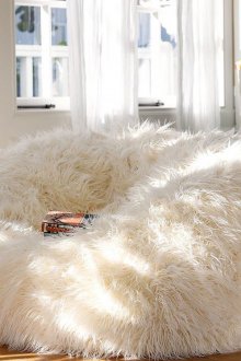 Пухкав бял безрамков стол