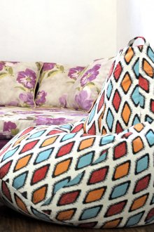 Стол за чанти с боб