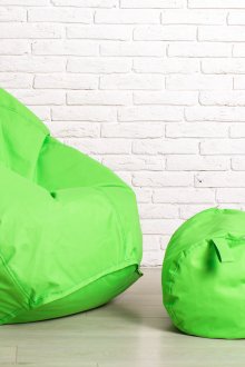 Светлозелен стол с боб чанта и пуф