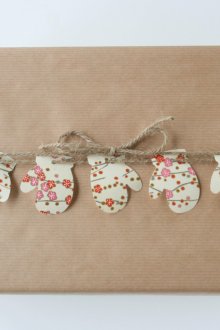 Опаковане на подаръци в занаятчийска хартия и декор от въжета и хартиени ръкавици