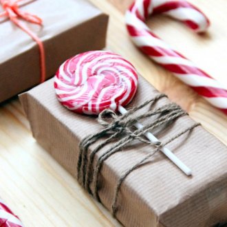 Подаръчна украса с въже и сладкиши.