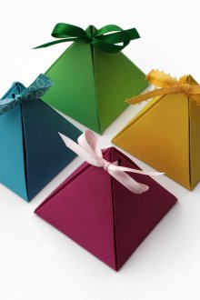 Многоцветни картонени пирамиди за декориране на подаръци.