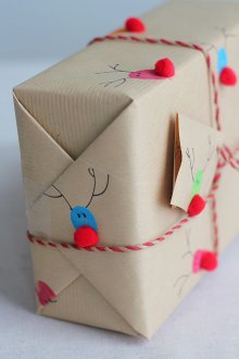 Рисунки и меки топки върху хартия в дизайна на подарък