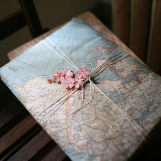 Картичка, въже и цветя за декорация подарък