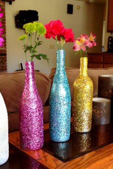Искрящи бутилки в интериора на всекидневната