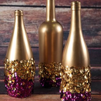 Златна боя и пайети в декора на бутилки
